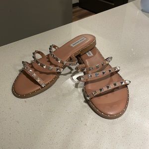 Never worn Steve Madden flip flops.